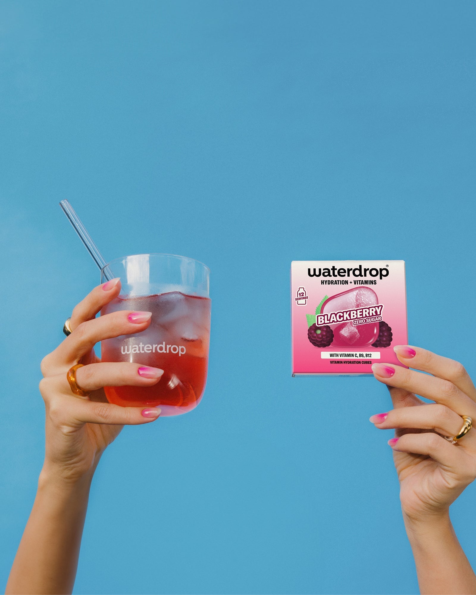 Hands holding waterdrop® Coffret Chaleur et Hydratation.