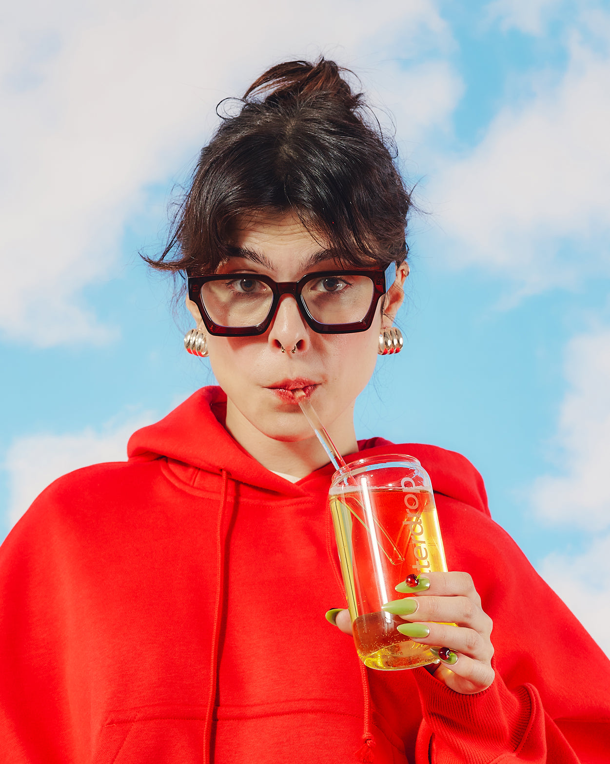 Person sipping from tumbler; promoting Coffret Microdrink 3+1.