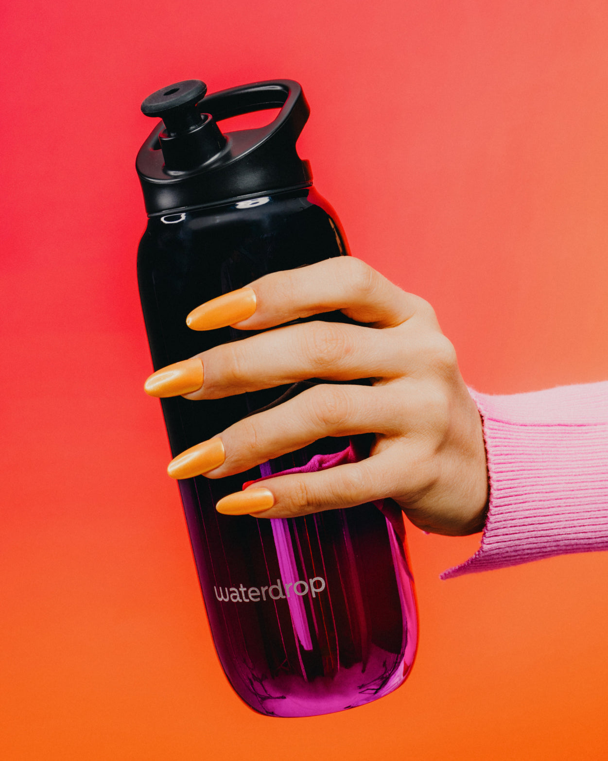 Hand holding Couvercle Sport water bottle.