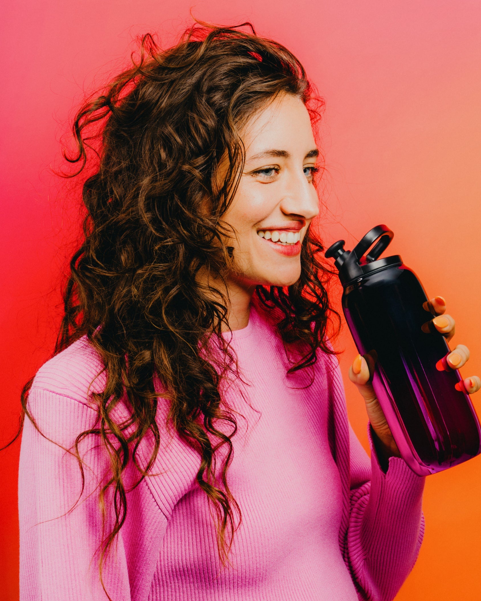 Woman holding a Couvercle Sport water bottle.