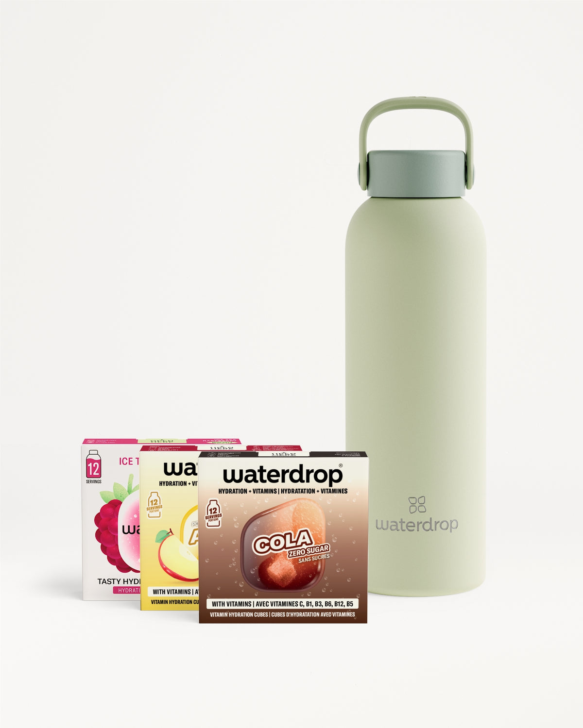 Bouteille réutilisable vert clair avec anse, entourée de petites boîtes de boissons.