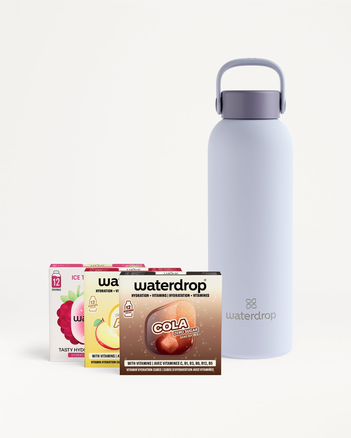 Boîtes de jus variées à côté d'une gourde réutilisable bleu clair.