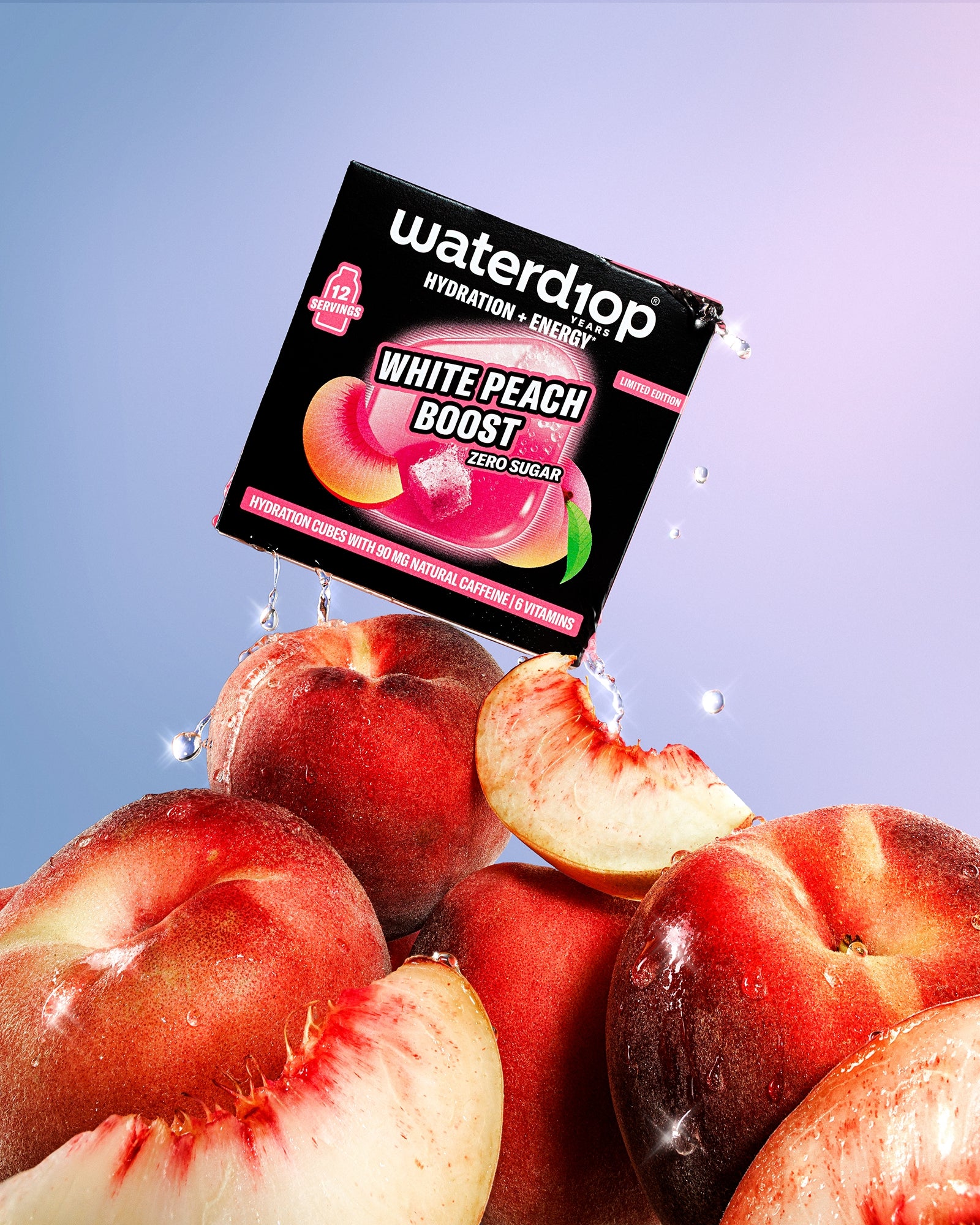 Grappes de pêches mûres avec une carte promotionnelle noire suspendue au-dessus d’elles, fond dégradé bleu-violet.
