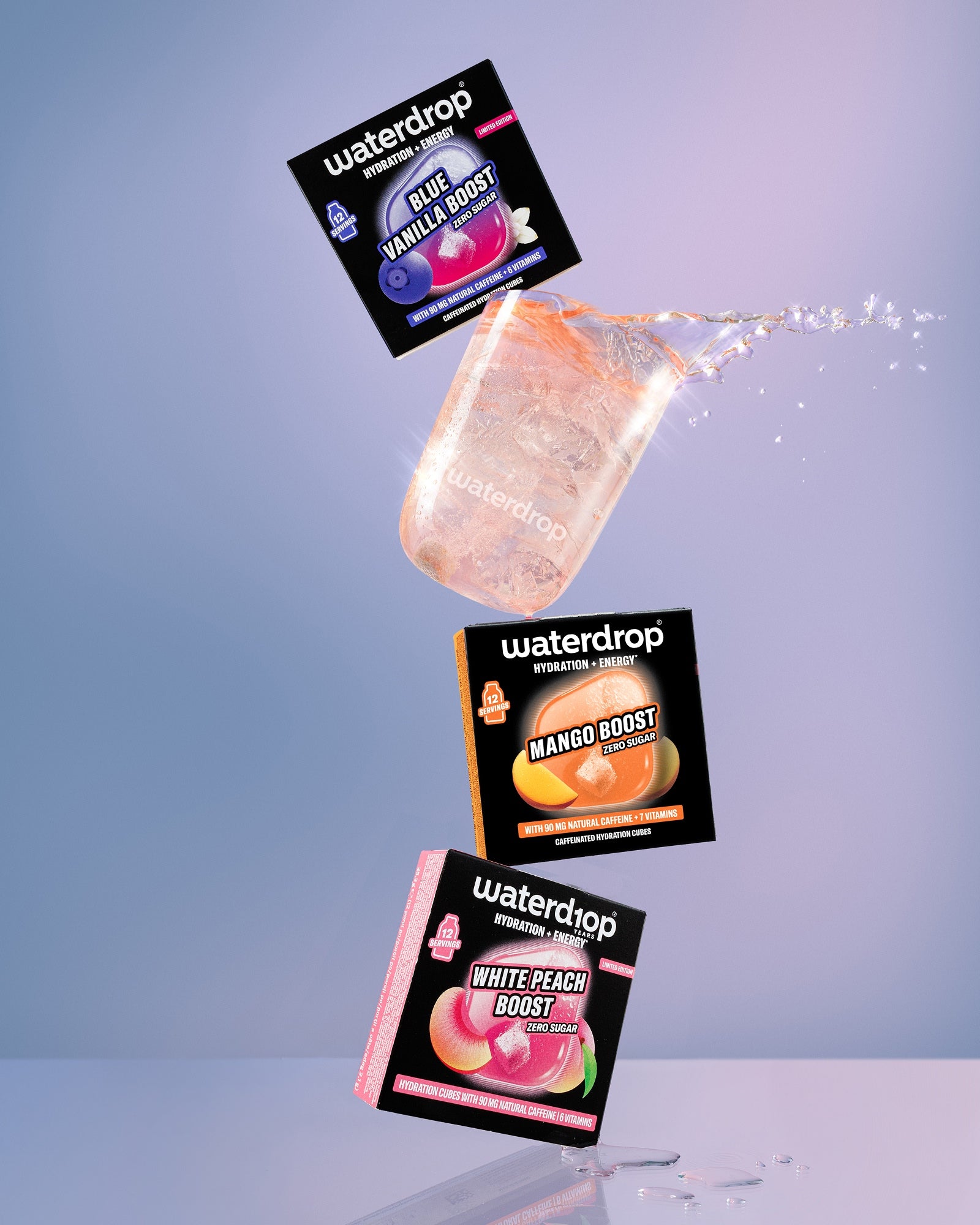 Sachets Waterdrop Boost flottent en l’air contre un fond bleu dégradé.