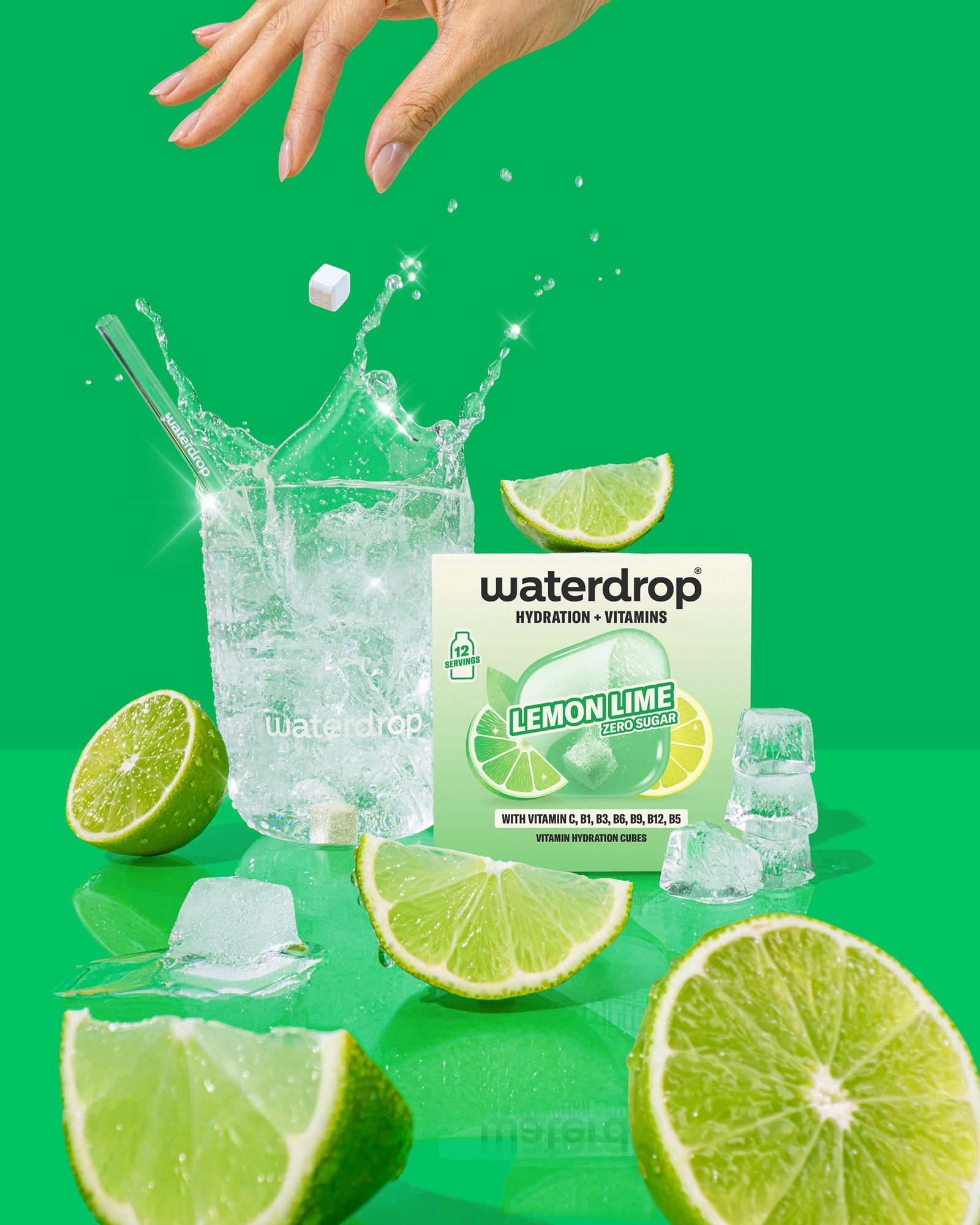 Emballage saveur citron-lime Waterdrop avec des quartiers de citron vert, des glaçons et une éclaboussure d'eau sur un fond vert vif.