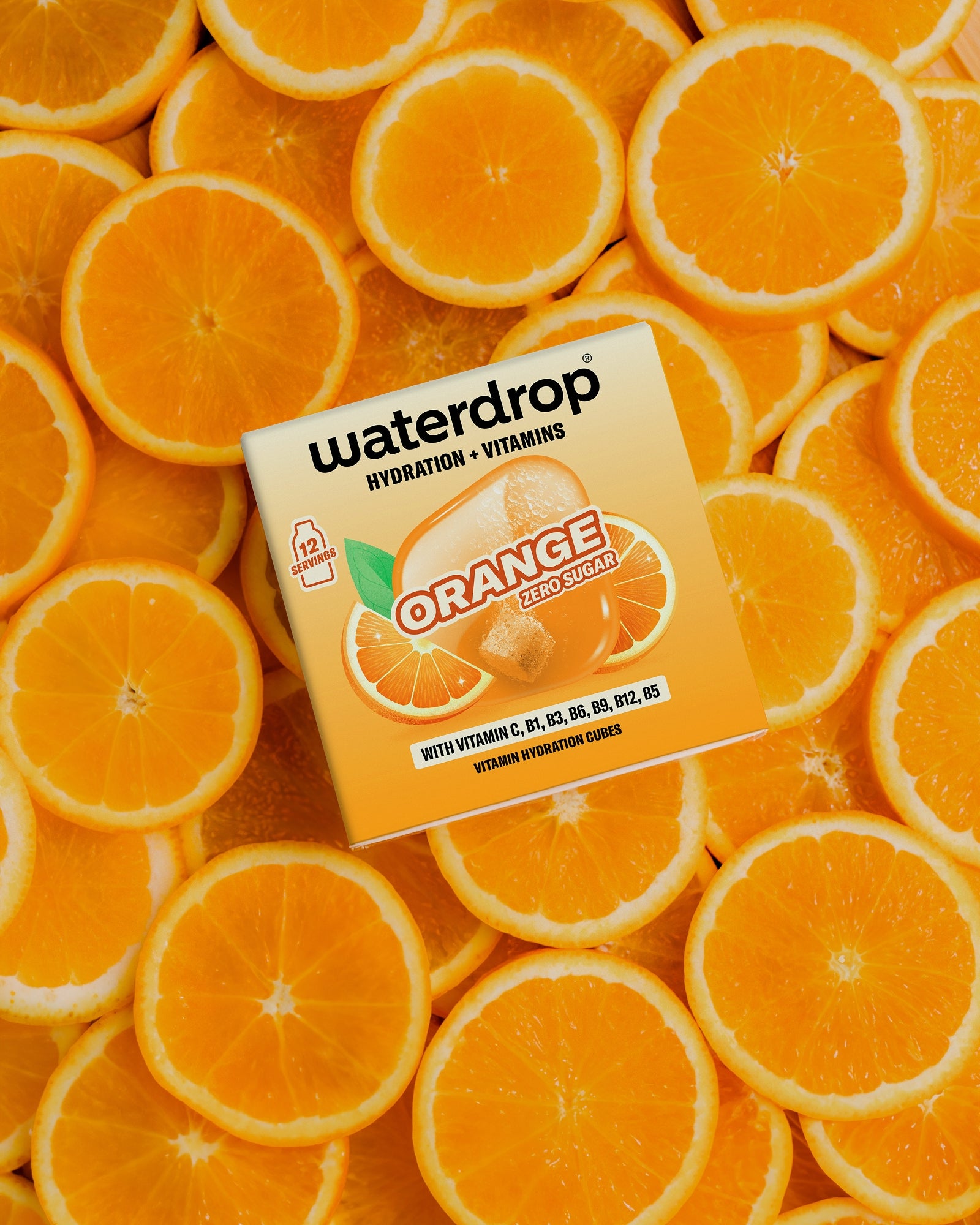 Surface remplie de demi-oranges, avec une petite boîte blanche carrée au centre.