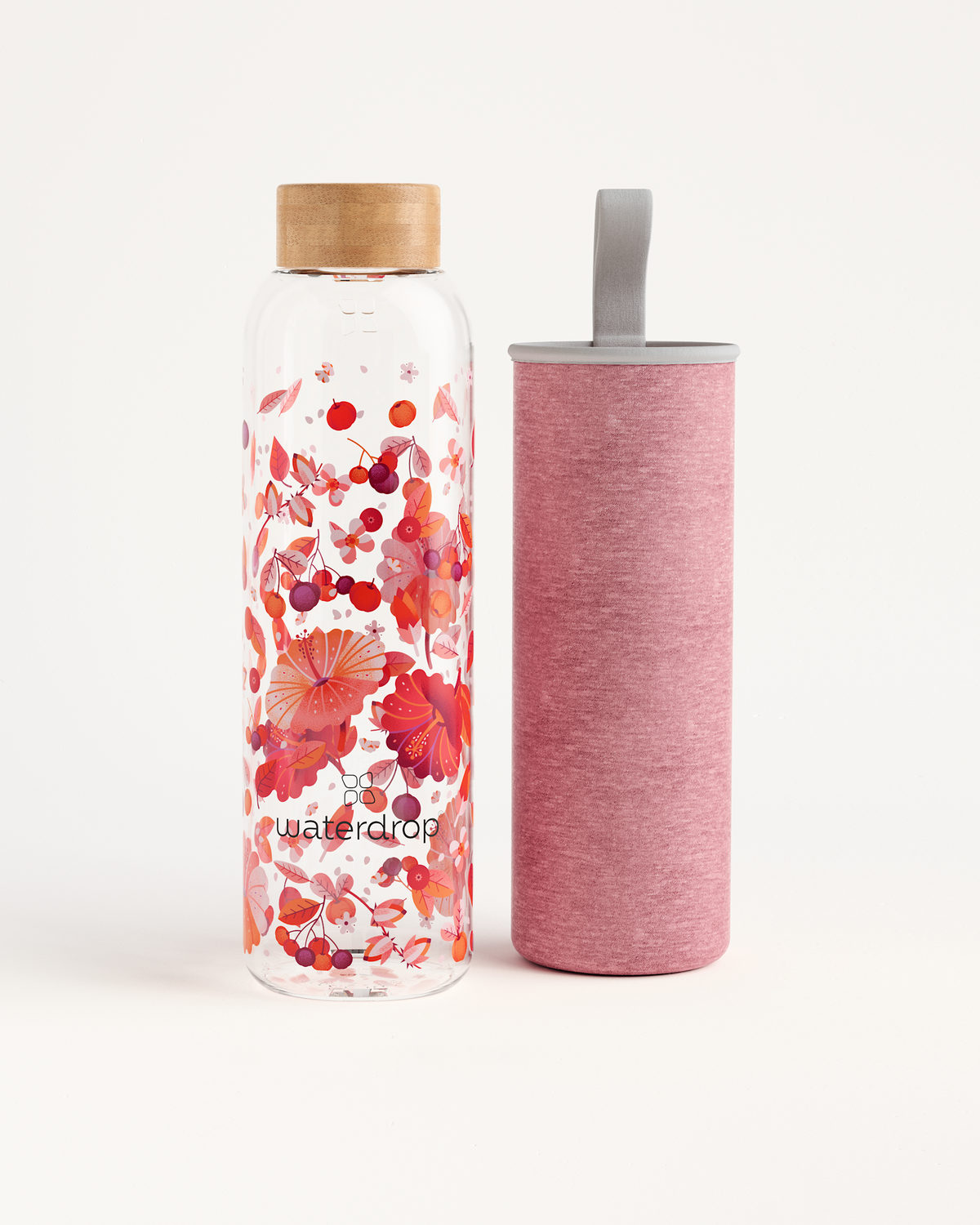 Édition en Verre glass water bottle close-up.