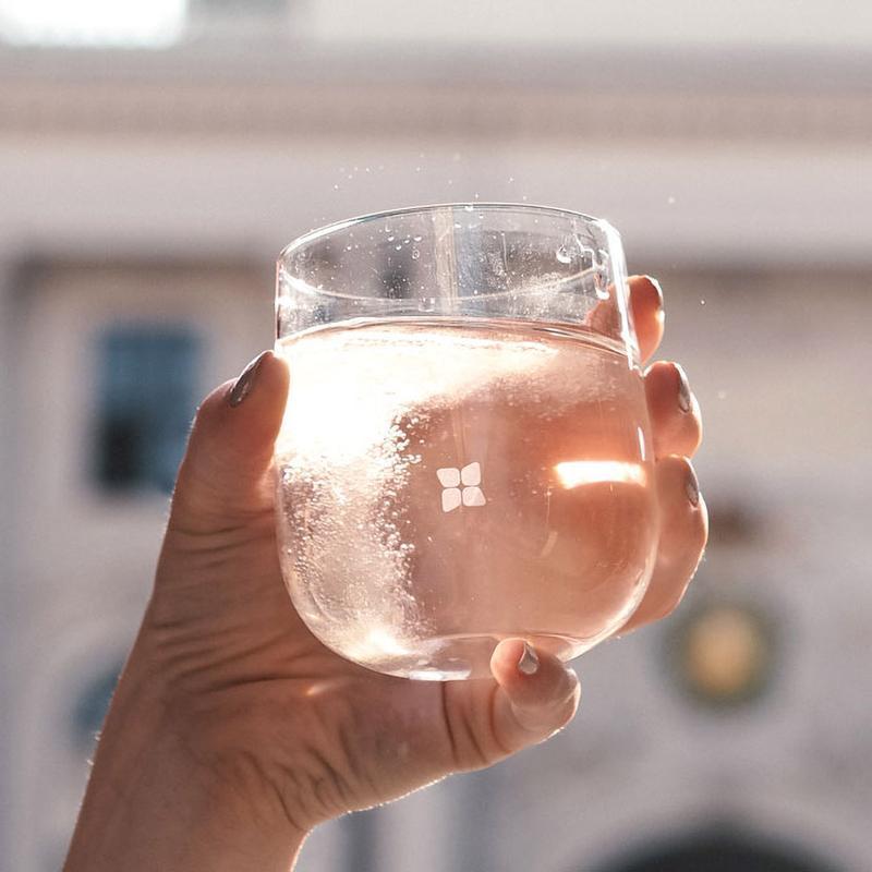 Verres Signature waterdrop® held with water.