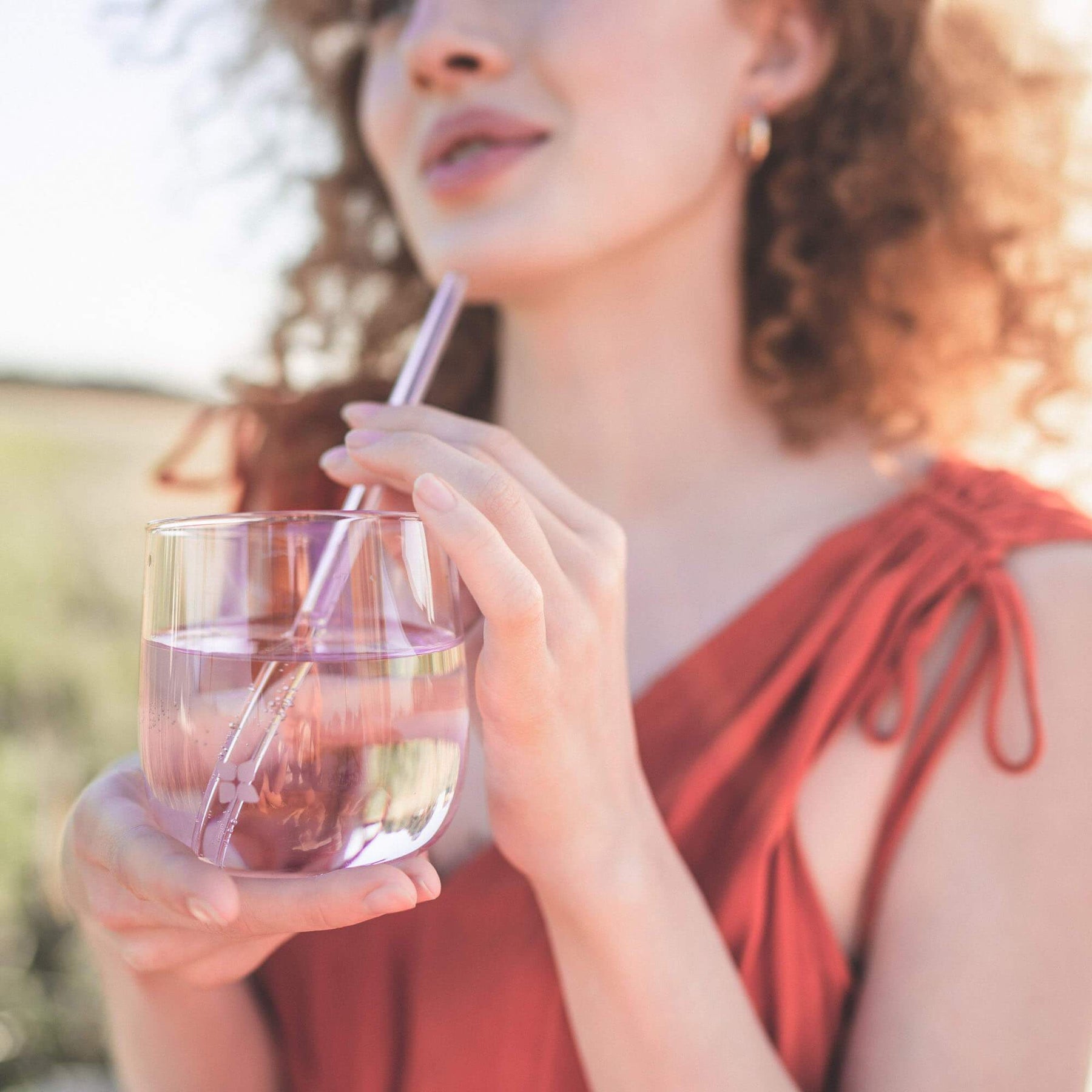Verres Signature glass held by a woman's hand.