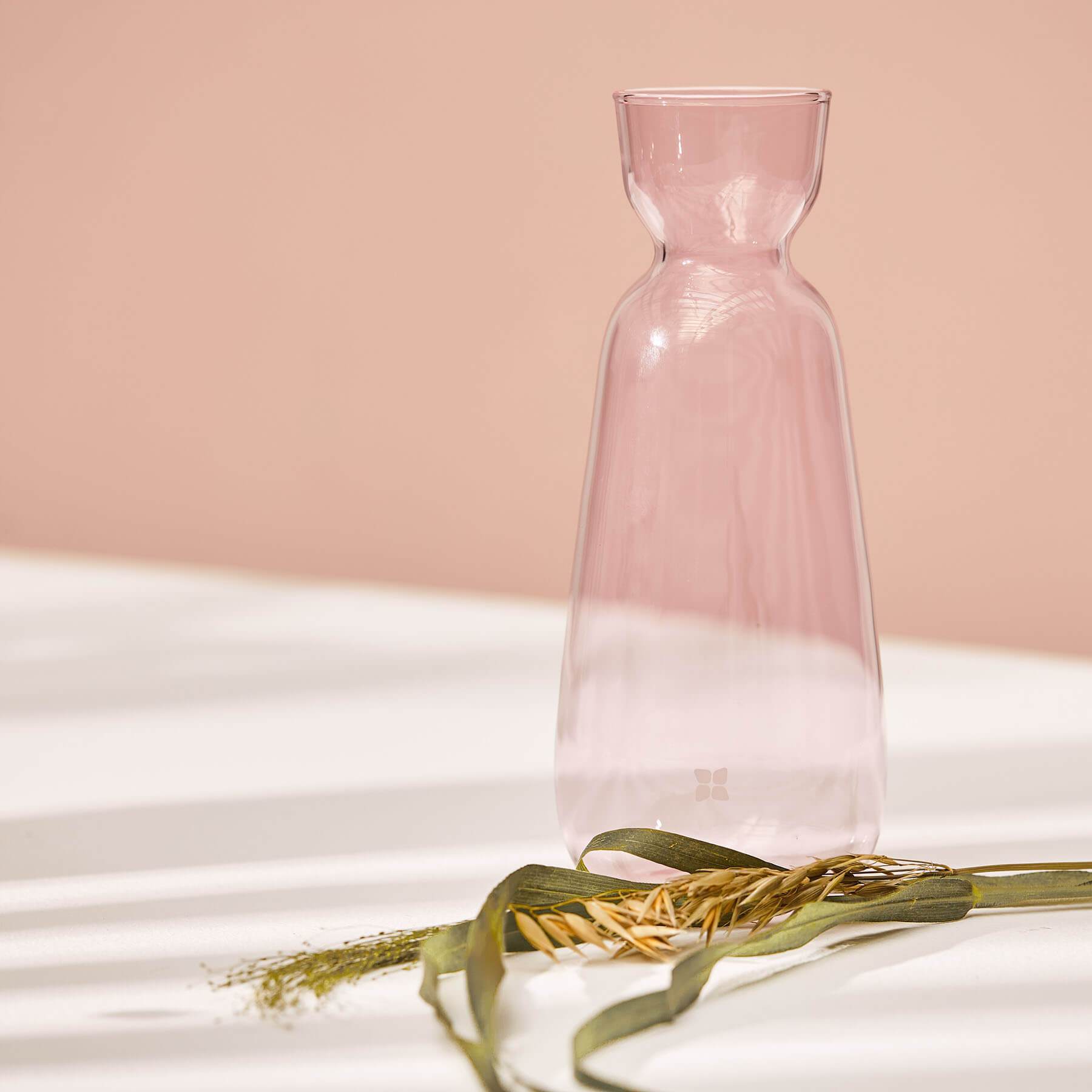 Grande Carafe en Verre close-up, elegant borosilicate glass design.